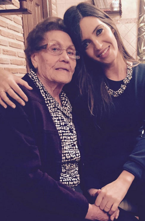 La periodista Sara Carbonero ha compartido una foto junto a su abuela....