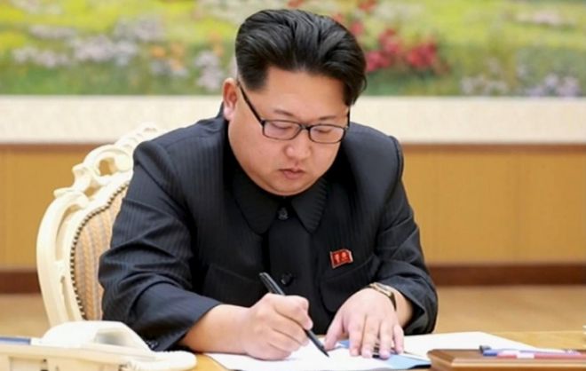 Kim Jong-un firma la autorización para realizar el ensayo nuclear.