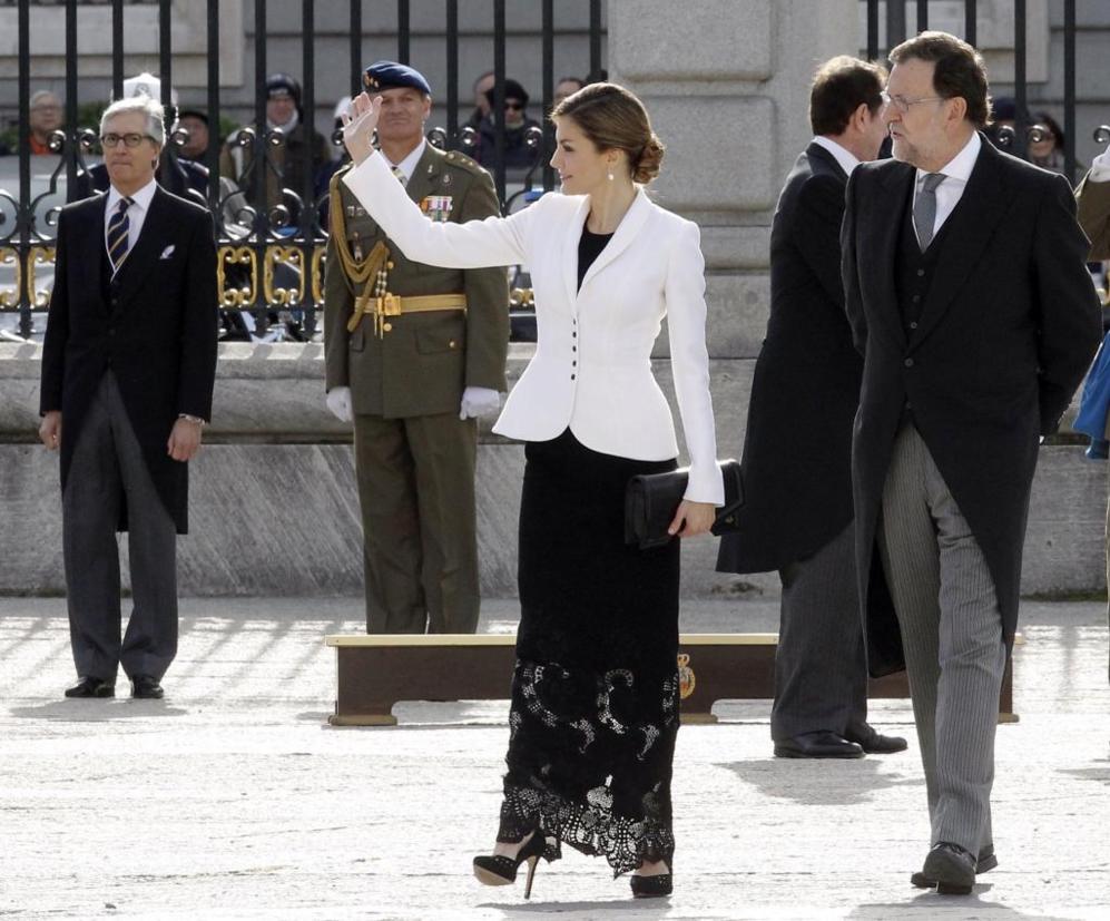 La Reina, junto a Mariano Rajoy, saluda a los asistentes a la Pascua...