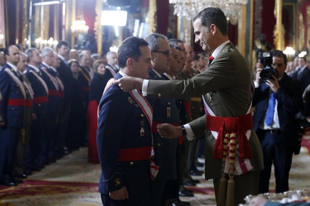 Felipe VI impone condecoraciones a una veintena de militares, durante...