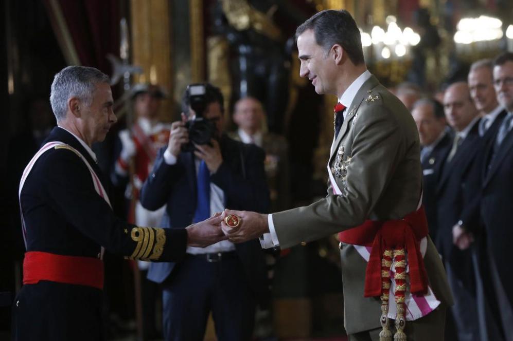 Felipe VI recibe recibe de manos del Jefe del Estado Mayor de la...