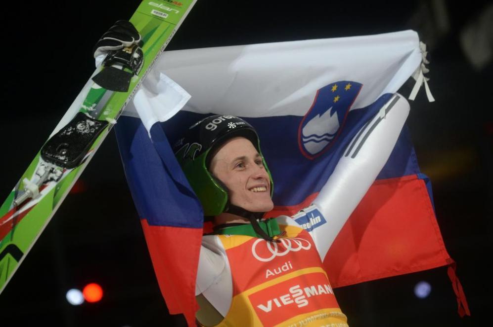 Prevc, con la bandera eslovena, celebra su primer ttulo en los Cuatro Trampolines.