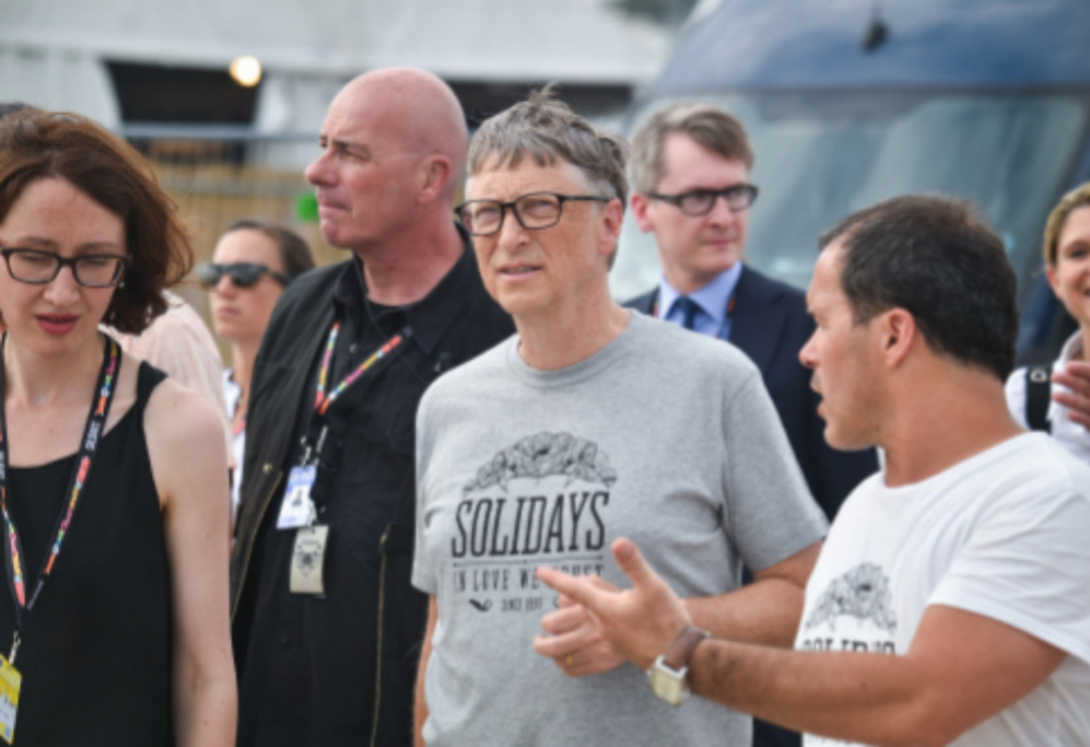 Bill Gates, alias 'el hombre ms rico del mundo', se vio rodeado por...