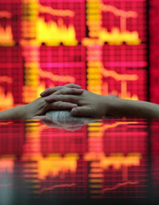 Un inversor contempla un panel burstil en Shanghai