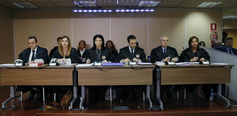 Los fiscales Anticorrupcin Pedro Horrach (i) y Ana Lamas, a su lado,...