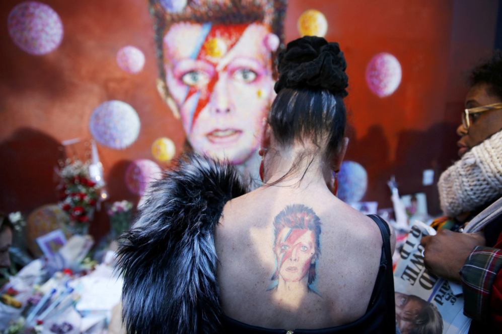 Una mujer llora ante un velatorio improvisado de David Bowie en...