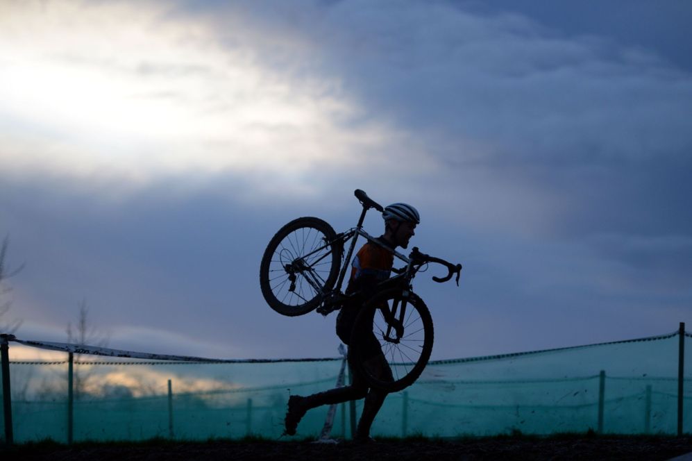 Un hombre compite en el Campeonato Nacional de Ciclocross en...