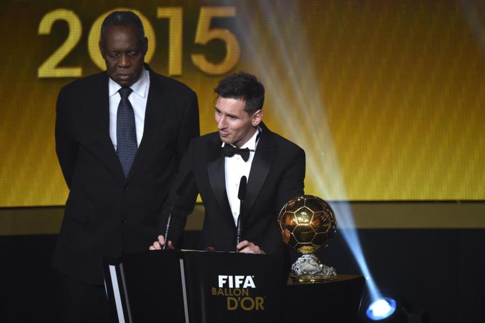 Leo Messi con su quinto Baln de Oro.