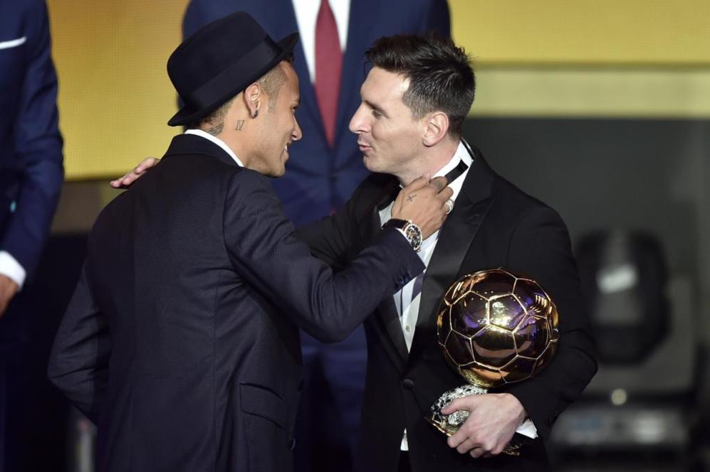 Neymar abraza a Leo tras recibir el galardn.