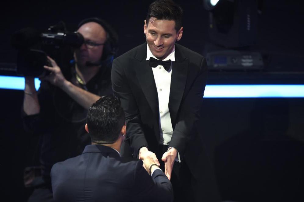 Cristiano felicita a Messi, que le haba hecho un guio al recibir...