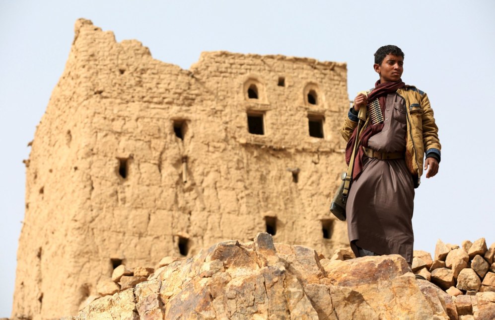 Un luchador tribal leal al gobierno de Yemen vigila desde un alto el...