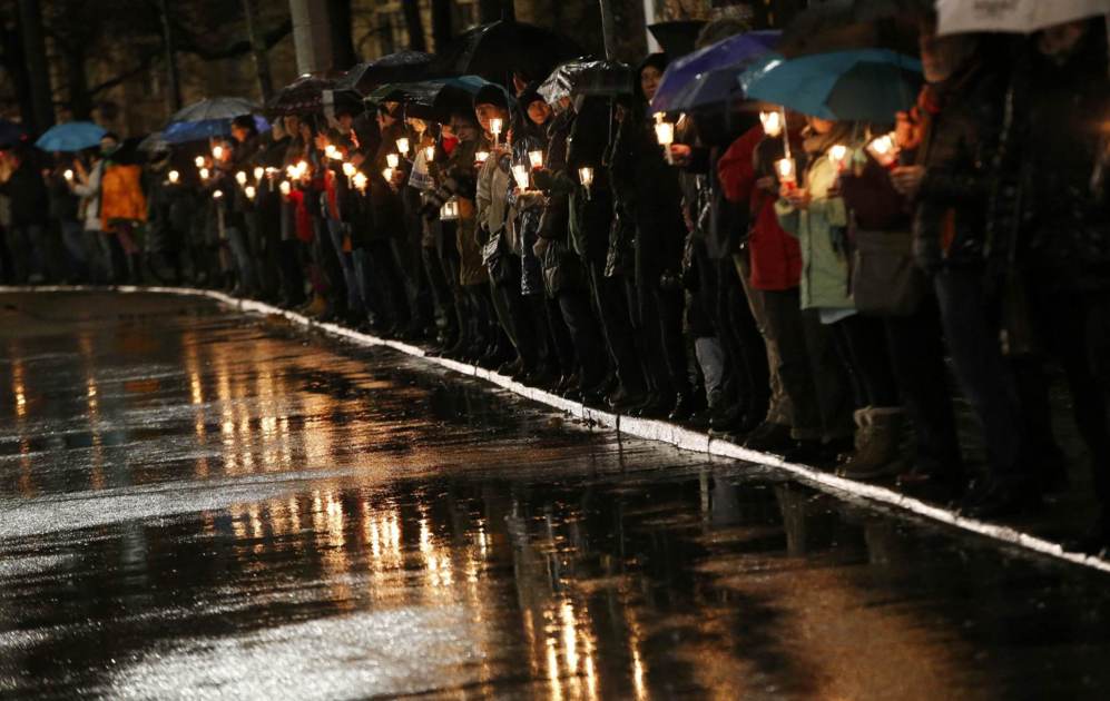 Ciudadanos alemanes sostienen velas durante una protesta contra...