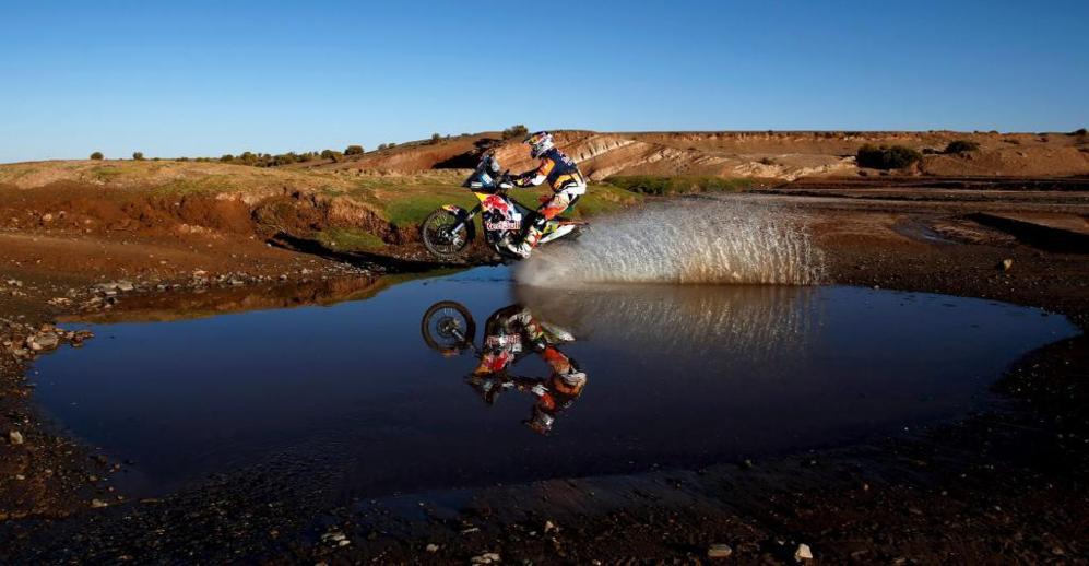 Toby Price, de KTM, atravesando un ro. REUTERS/Marcos Brindicci