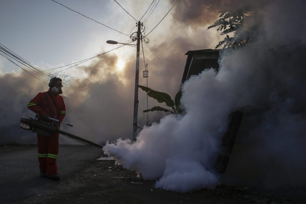 Un trabajador de salud fumiga para prevenir el contagio de dengue en...