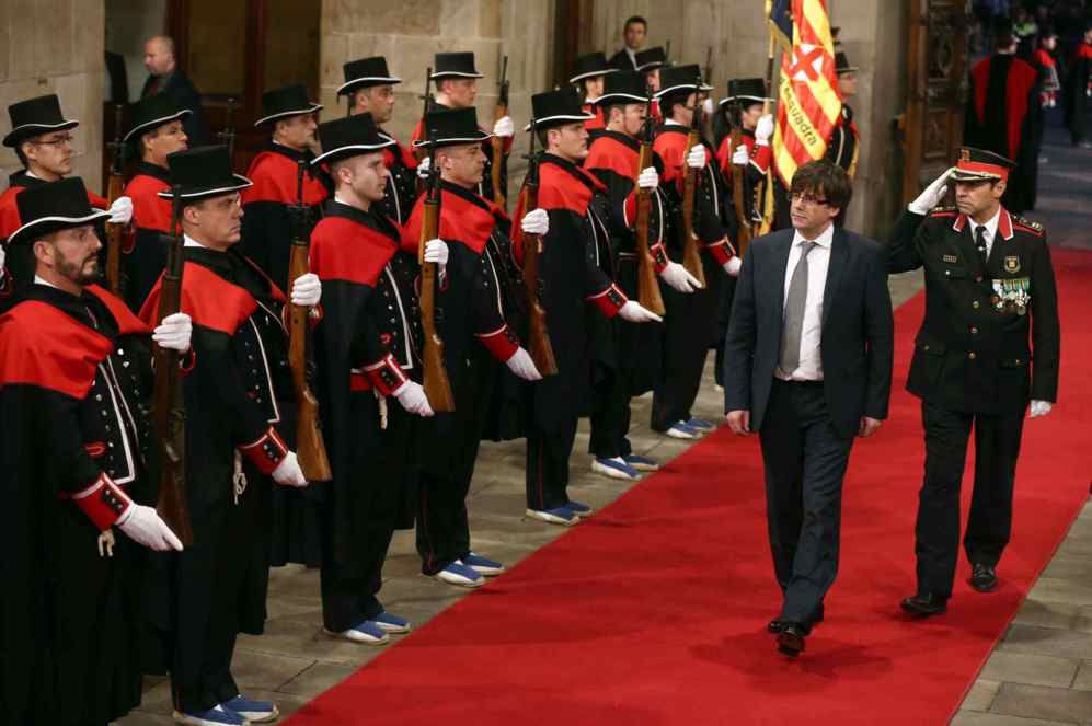 El presidente electo de la Generalitat, Carles Puigdemont, pasa...