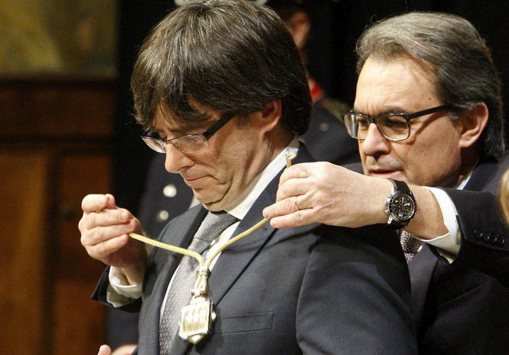 Artur Mas impone una medalla al nuevo presidente cataln.