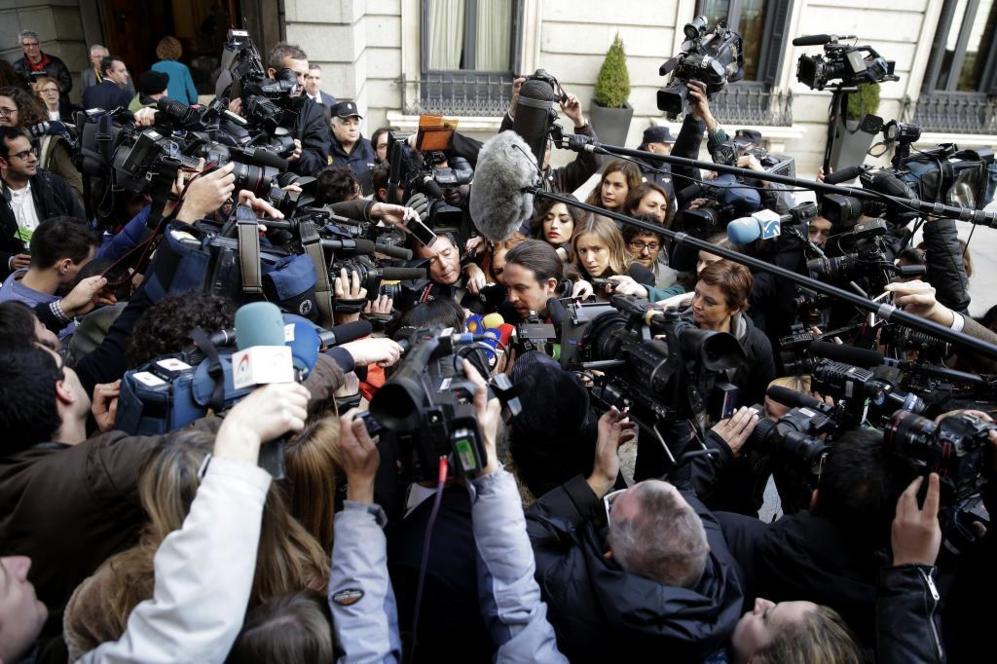 Pablo Iglesias, rodeado de periodistas y cmaras, a su llegara al...