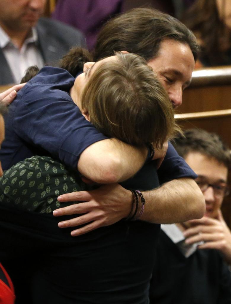 Pablo Iglesias y Tania Snchez se abrazan.
