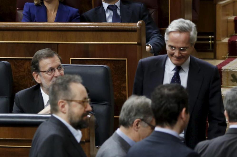 Pedro Gmez de la Serna pasa a la izquierda de Mariano Rajoy para...