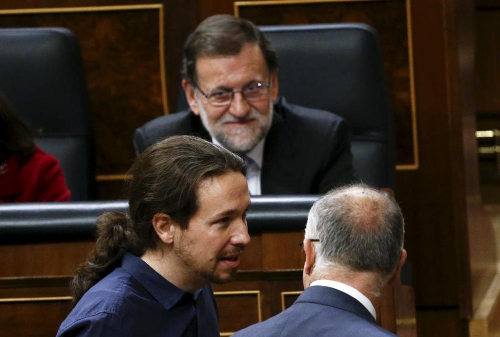 Mariano Rajoy observa a Pablo Iglesias durante la sesin constitutiva...