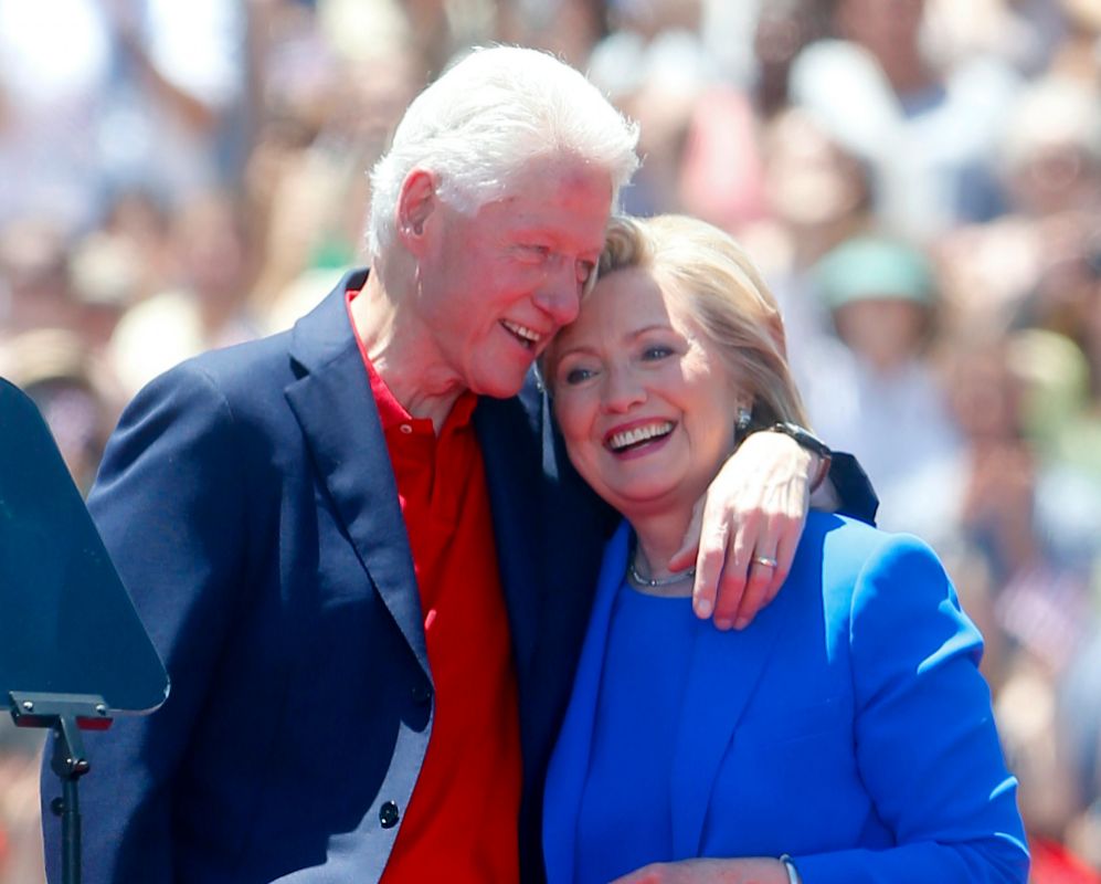 La pareja Bill y Hillary Clinton ha recaudado mil millones de dolares...