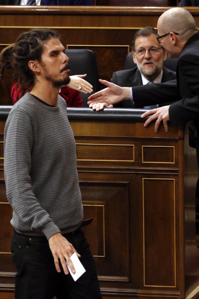 El diputado de Podemos, Alberto Rodrguez, pasa ante el presidente...