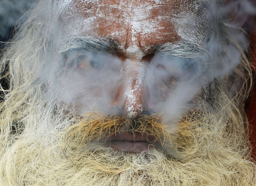 Un hombre santo indio fuma cannabis en su campamento temporal en...
