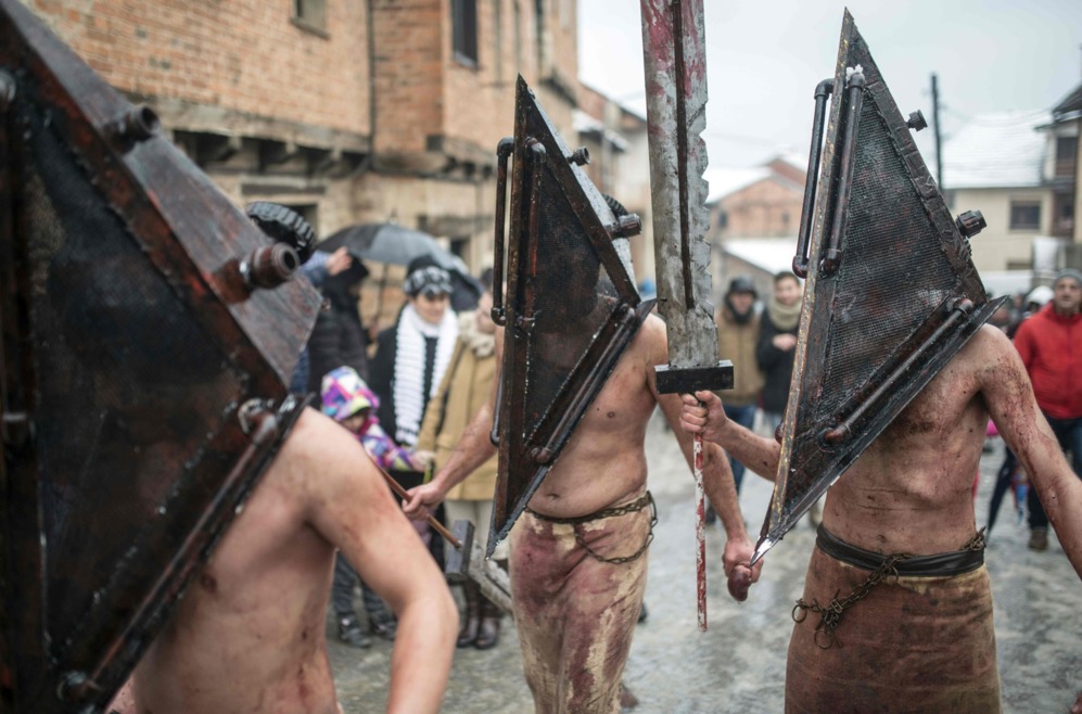 Hombres participan en un desfile de carnaval por el pueblo macedonio...