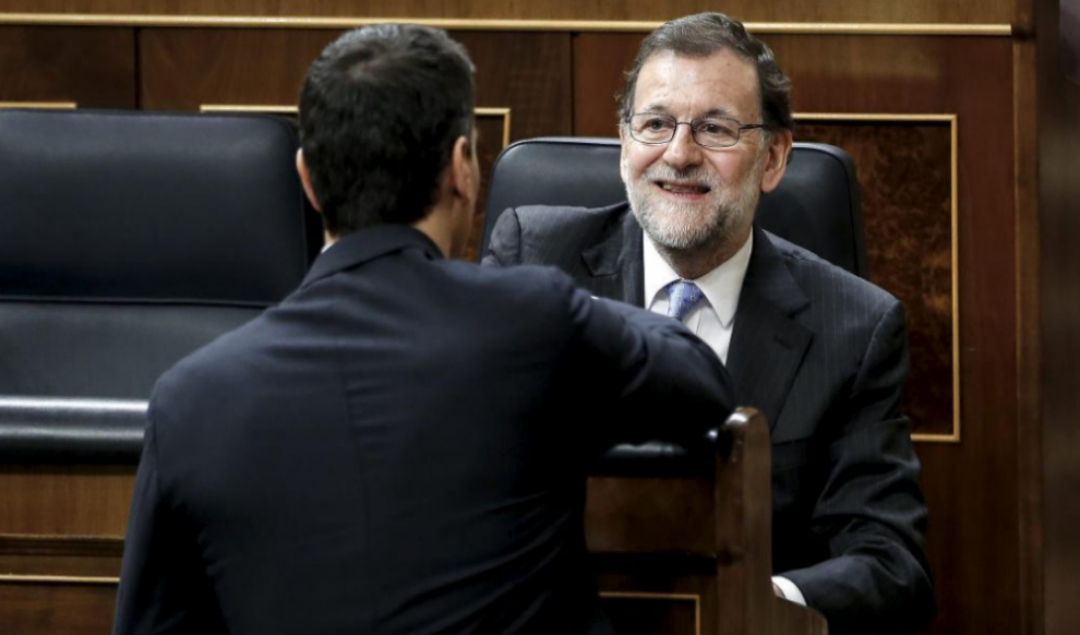 Mariano Rajoy saluda a Pedro Snchez en el pleno constitucin de las...