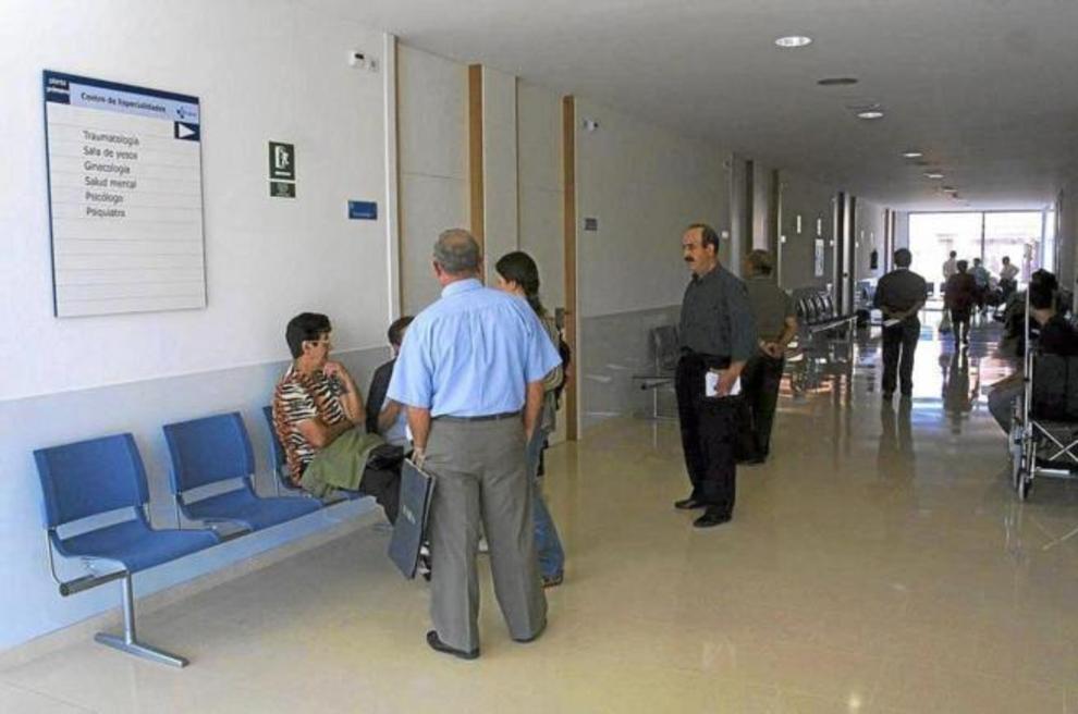 Varios pacientes esperan para ser atendidos en un centro de salud.