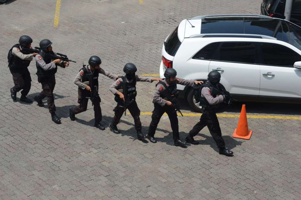 Comandos de la polica indonesa se acercan a una cafetera en la que...