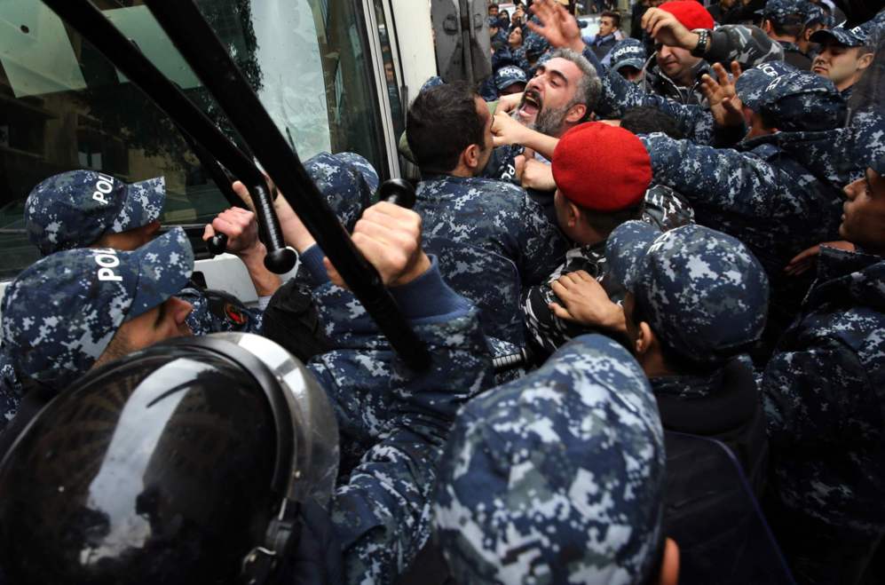 La sociedad civil libanesa choca con la polica antidisturbios en su...