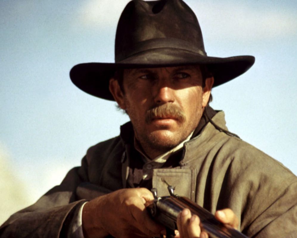 Volvi a mostrar un poblado bigote en la pelcula 'Wyatt Earp', que...