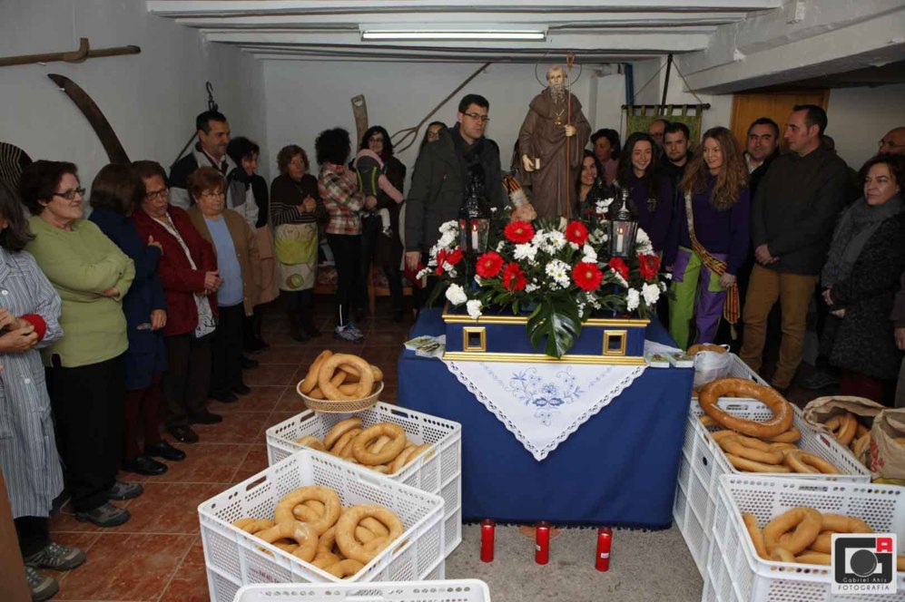 Sant Antoni es agasajado con los tradicionales 'rollets' en Vilafams