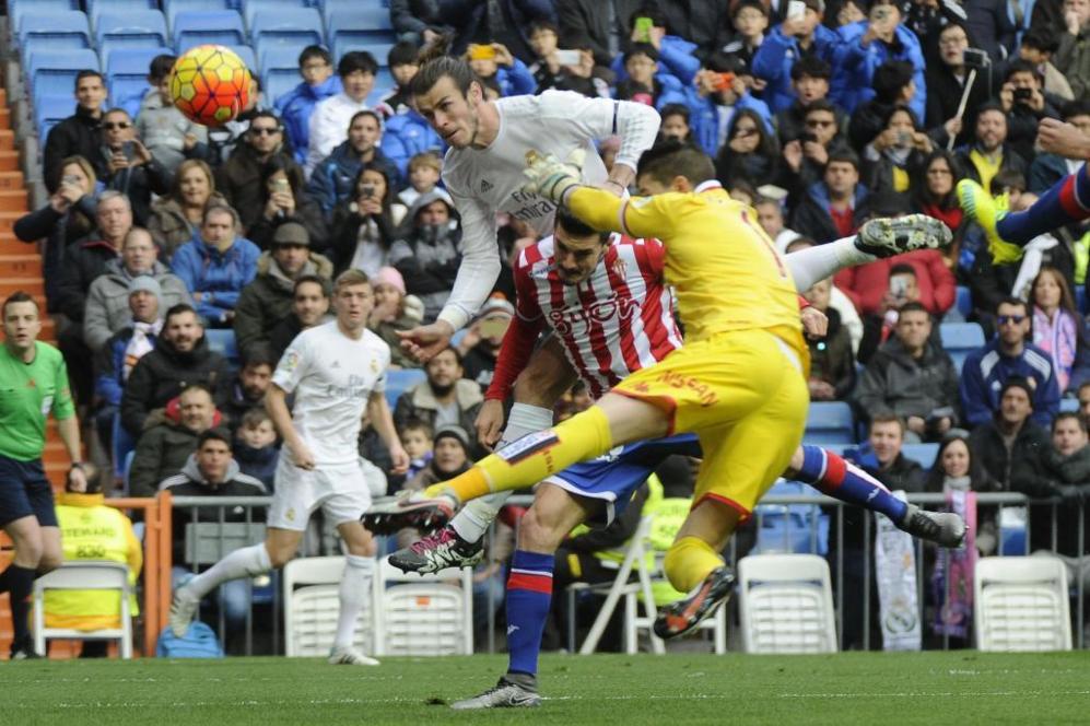 Bale anota el primer tanto de partido rematando con la cabeza.