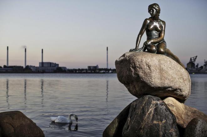 La estatua de la Sirenita de Copenhague.