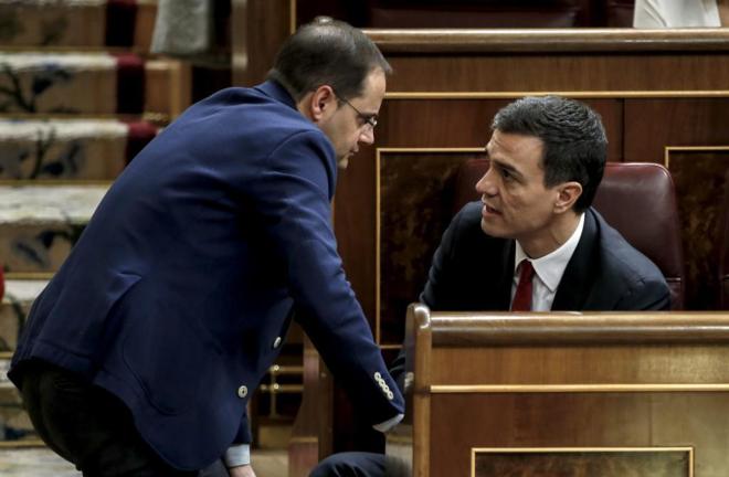 Csar Luena y Pedro Snchez, en el Congreso de los Diputados.
