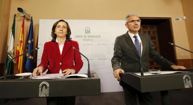 El portavoz del Gobierno andaluz, Miguel Ángel Vázquez, acompañado...