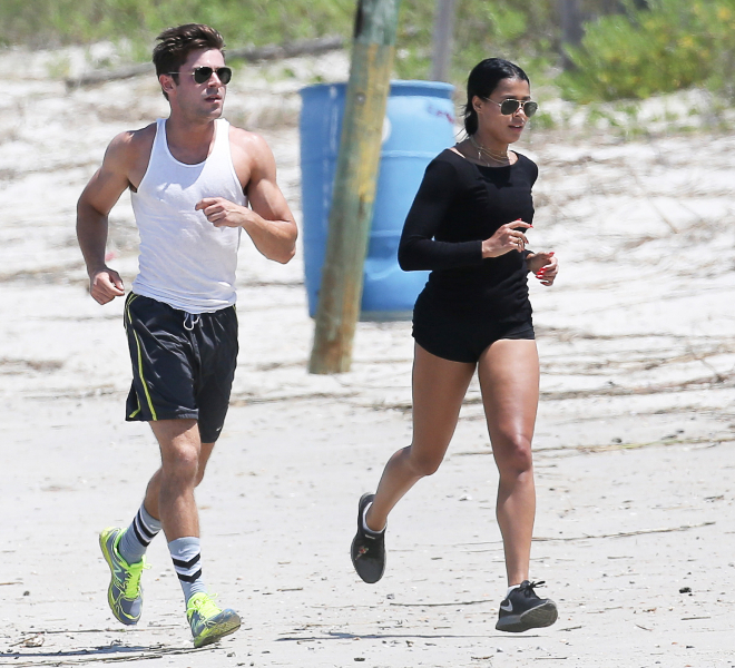 Zac Efron y Sami Miro corriendo por la playa