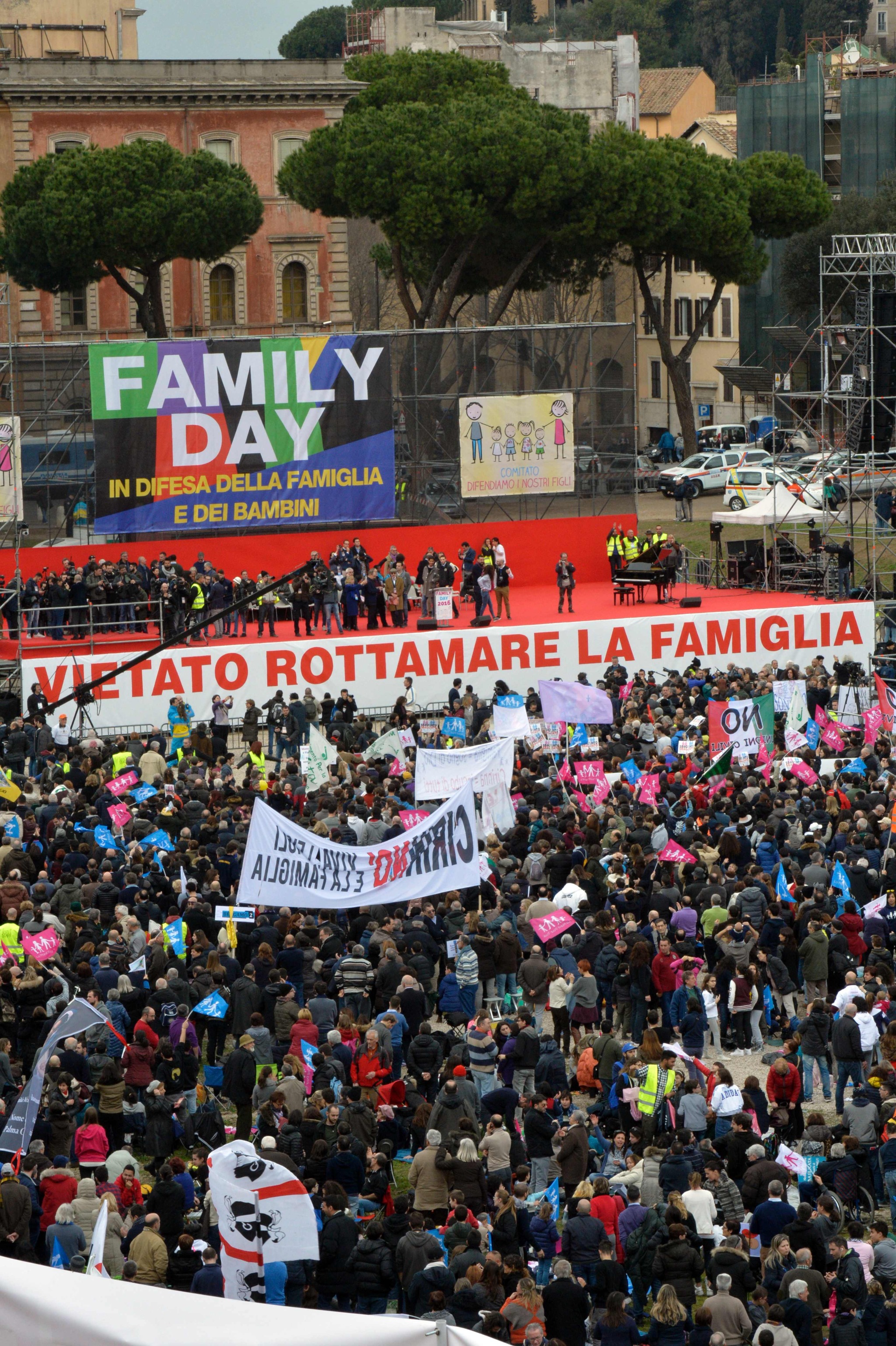 Miles de personas se manifiestan en favor de la... | Internacional | EL ...