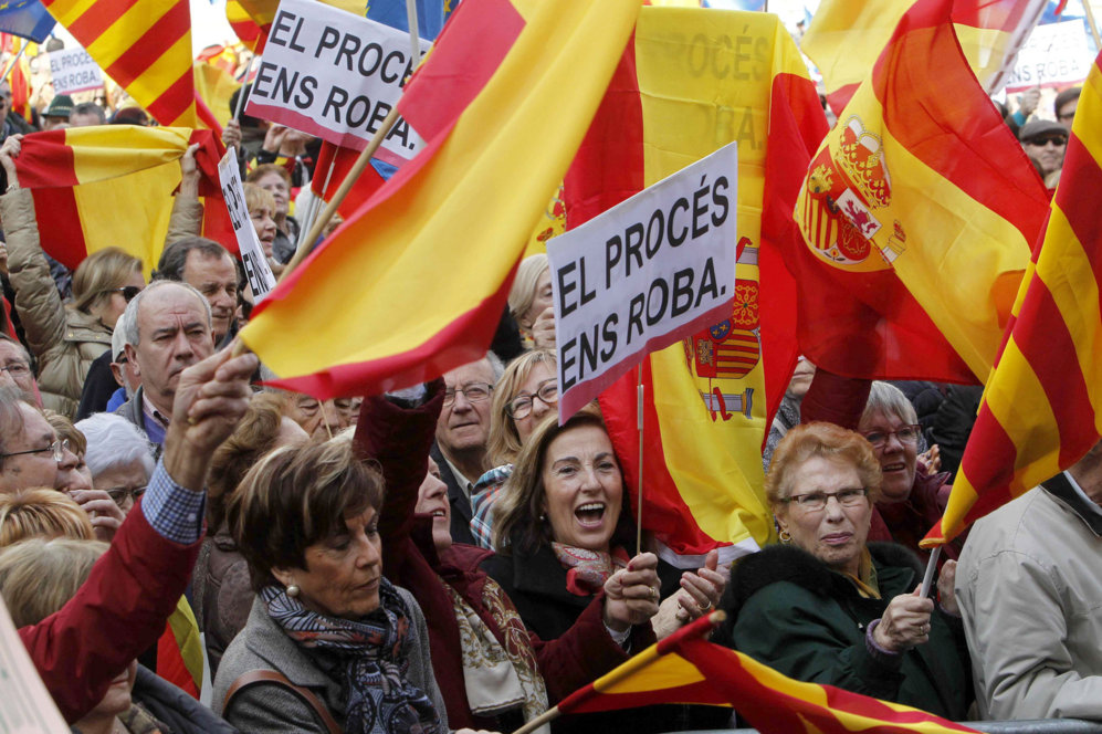 Concentracin frente al Palau de la Generalitat con banderas de...
