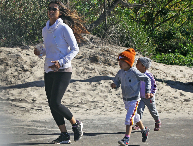 La modelo Camila Alves corriendo con sus hijos