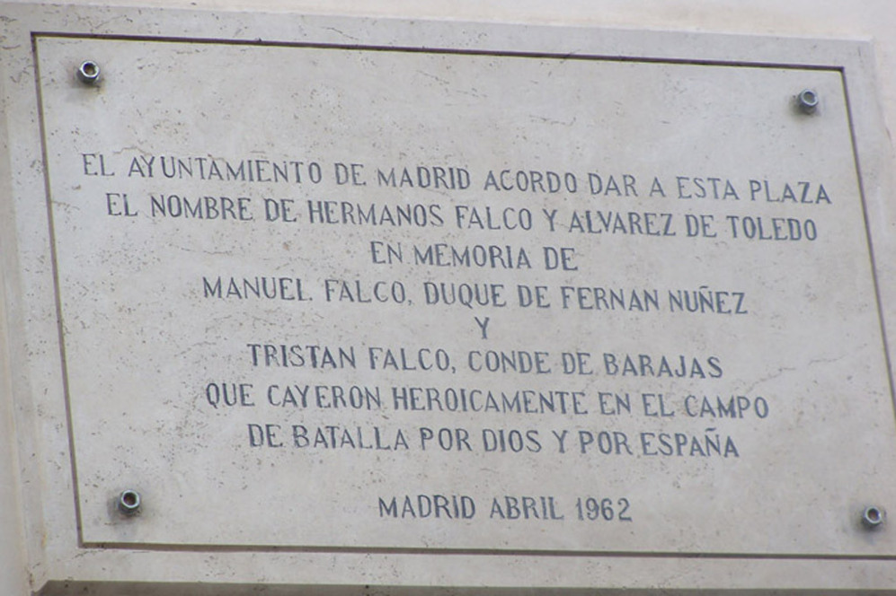 <strong>Placa homenaje a los hermanos Falco y Álvarez de...