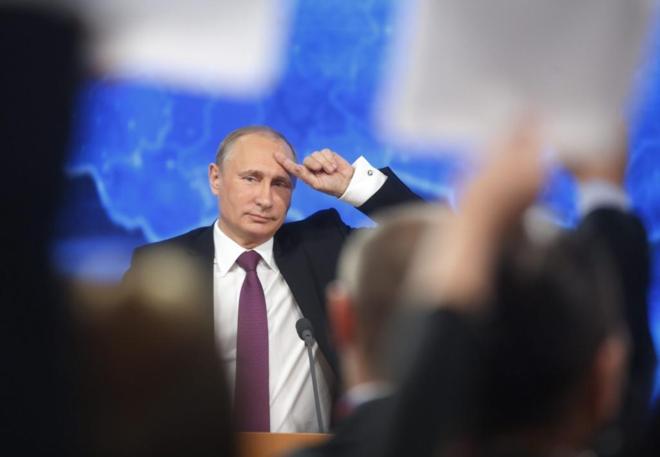 Vladimir Putin, presidente ruso, durante una rueda de prensa en 2014,...