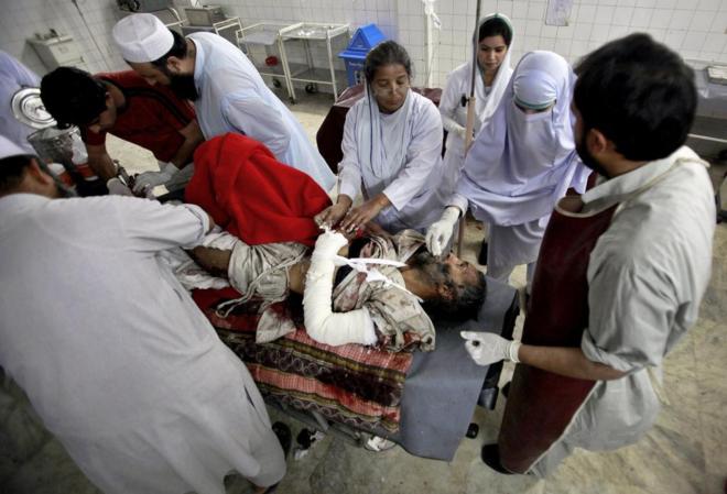 Médicos atendiendo en el hospital Lady Reading de Peshawar tras un...