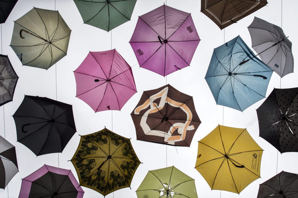 Vista de varios paraguas colgados en una calle de Zrich, Suiza para...