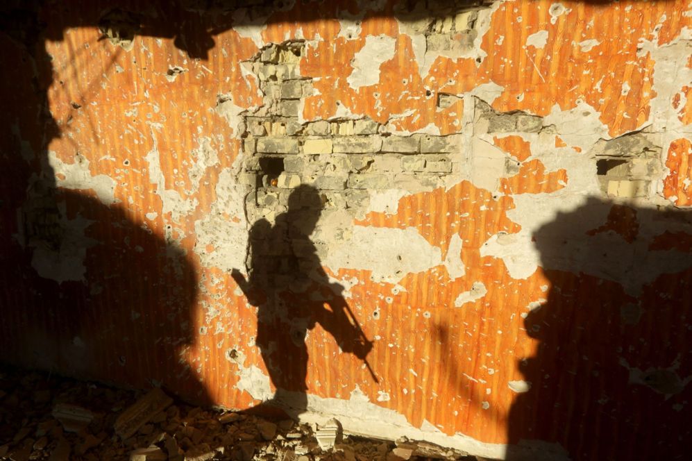Soldados iraques patrullan una zona residencial cerca de la zona de...