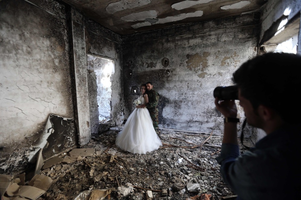 Una pareja de recin casados realiza su sesin de fotografas de...