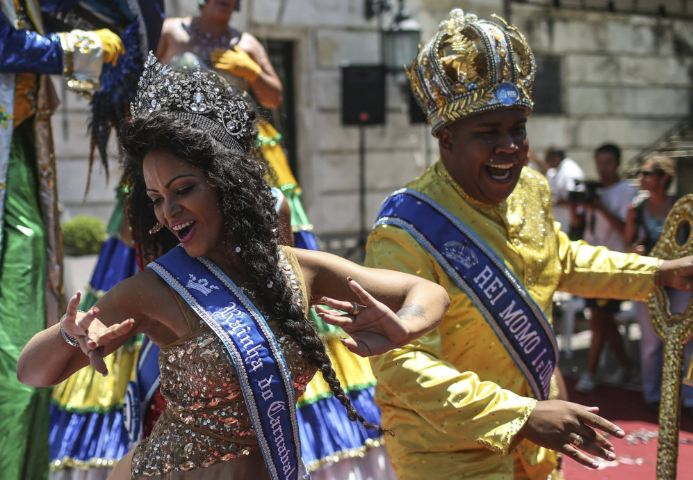 El "Rey Momo" del Carnaval de Ro, Wilson Dias (d), baila con la...
