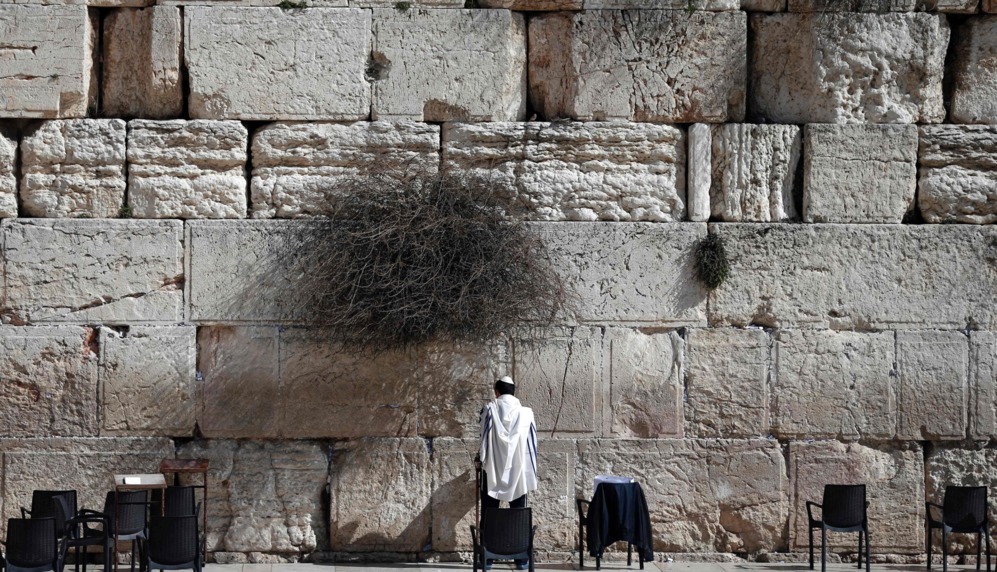 Un hombre reza en el Muro Occidental, el sitio ms sagrado donde...